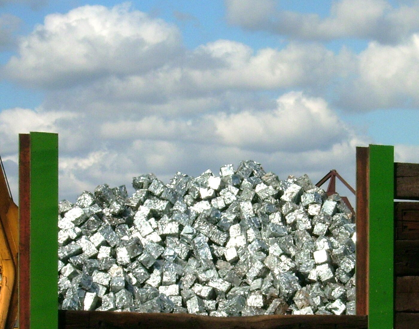 Aluminum scrap loaded in a container